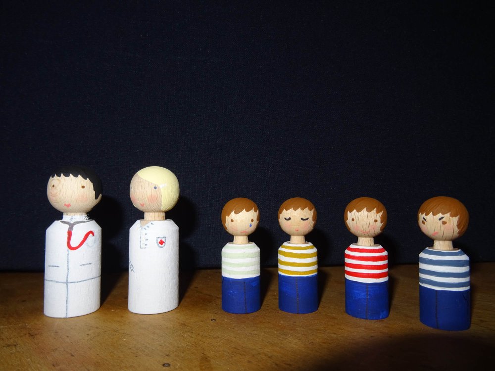 Peg Dolls "Beim Arzt" und Arztkoffer
